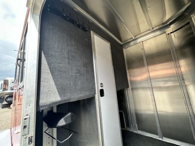 Used 2005 Featherlite Trailers 2H Straight Load B P Horse Trailer