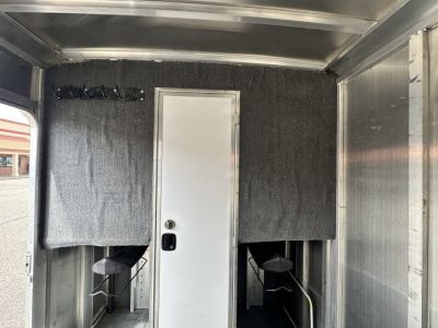 Used 2005 Featherlite Trailers 2H Straight Load B P Horse Trailer