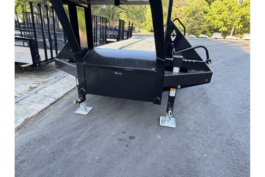 New 2026 Diamond C, 35' Gooseneck, 5' Dove & Max Ramps, 25K GVWR, FMAX210MR