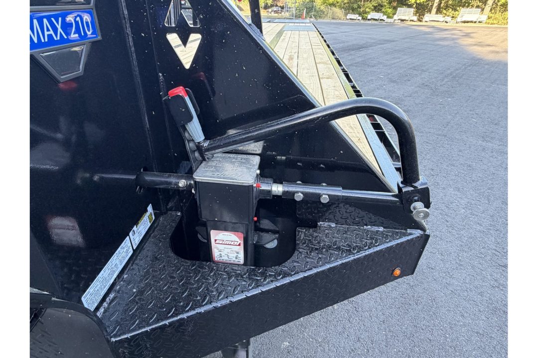 New 2026 Diamond C, 35' Gooseneck, 5' Dove & Max Ramps, 25K GVWR, FMAX210MR