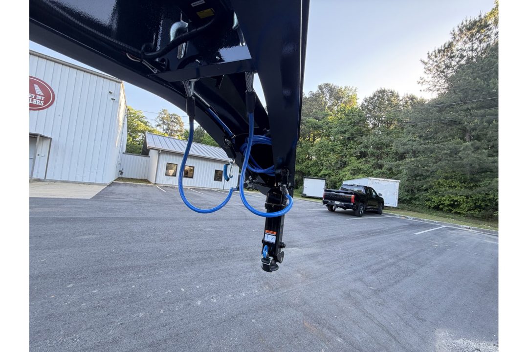 New 2026 Diamond C, 35' Gooseneck, 5' Dove & Max Ramps, 25K GVWR, FMAX210MR
