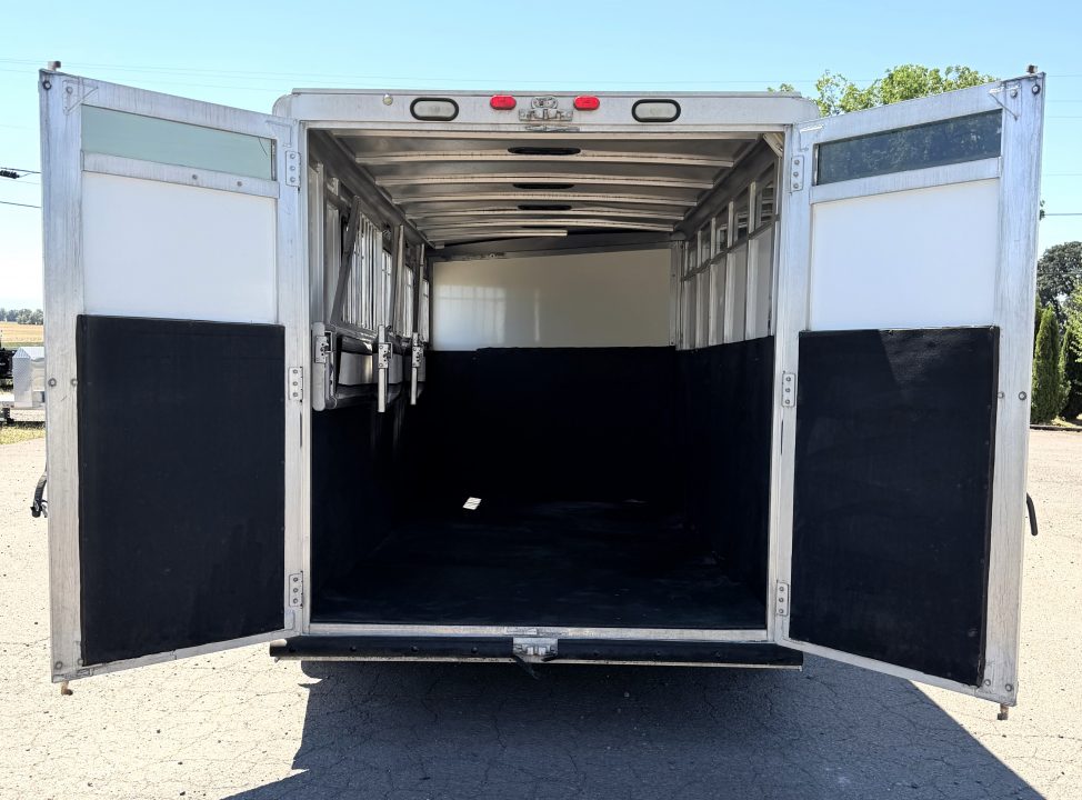 Used 2005 SilverLite Freedom 4 Horse Gooseneck Trailer