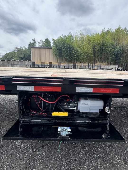 New 2026 Diamond C 35' Gooseneck, Hydraulic Dove & Jacks FMAX212HDT