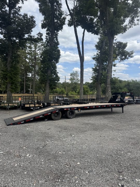 New 2026 Diamond C 35' Gooseneck, Hydraulic Dove & Jacks FMAX212HDT