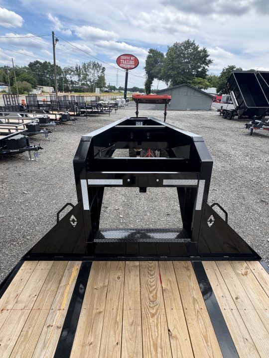 New 2026 Diamond C 35' Gooseneck, Hydraulic Dove & Jacks FMAX212HDT