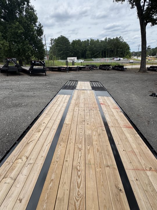 New 2026 Diamond C 35' Gooseneck, Hydraulic Dove & Jacks FMAX212HDT