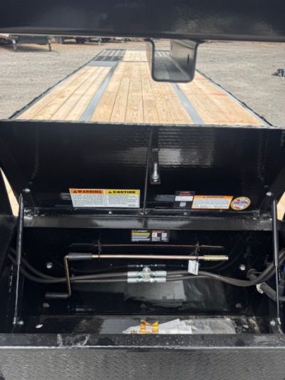 New 2026 Diamond C 35' Gooseneck, Hydraulic Dove & Jacks FMAX212HDT