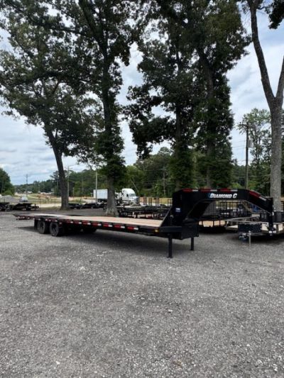 New 2026 Diamond C 35' Gooseneck, Hydraulic Dove & Jacks FMAX212HDT