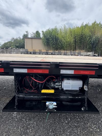 New 2026 Diamond C 35' Gooseneck, Hydraulic Dove & Jacks FMAX212HDT