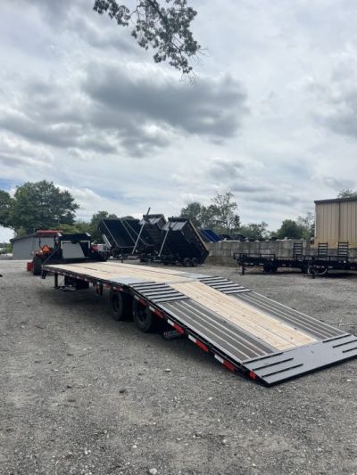 New 2026 Diamond C 35' Gooseneck, Hydraulic Dove & Jacks FMAX212HDT