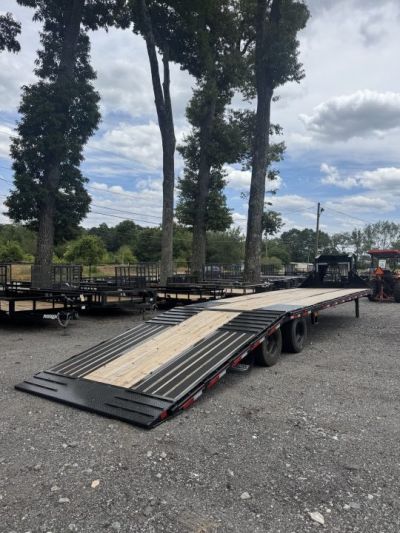 New 2026 Diamond C 35' Gooseneck, Hydraulic Dove & Jacks FMAX212HDT