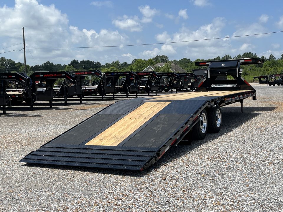 New 2027 MAXXD 102"X32' 30K Hydraulic Dovetail Gooseneck Trailer