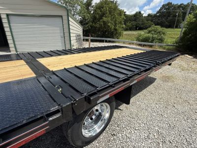 New 2026 Diamond C FMAX 212 32’ Flatbed Trailer, PACESETTER EDITION, LITHIUM BATTERY,DISC BRAKES, HYD JACKS AND DOVETAIL, 17.5 ALUMINUM OUTER WHEELS