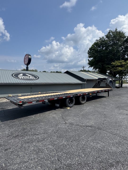 New DiamondC 30' Gooseneck, Hydraulic Dove & Jacks, 25K GVWR, FMAX 210 HDT