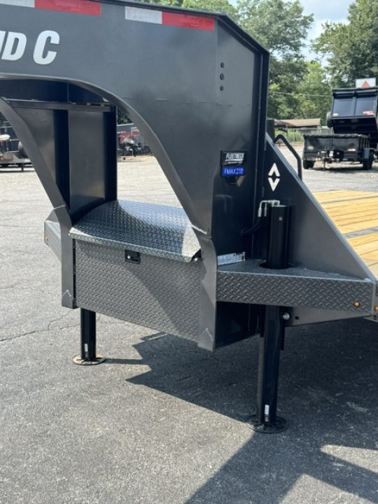 New DiamondC 30' Gooseneck, Hydraulic Dove & Jacks, 25K GVWR, FMAX 210 HDT