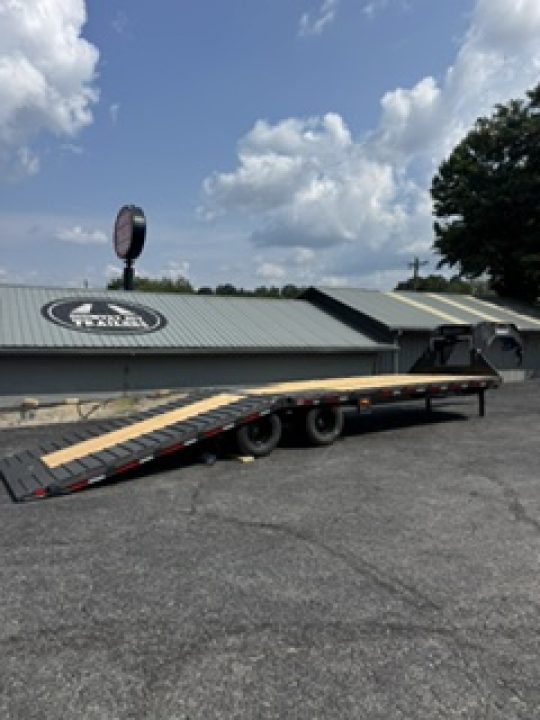 New DiamondC 30' Gooseneck, Hydraulic Dove & Jacks, 25K GVWR, FMAX 210 HDT