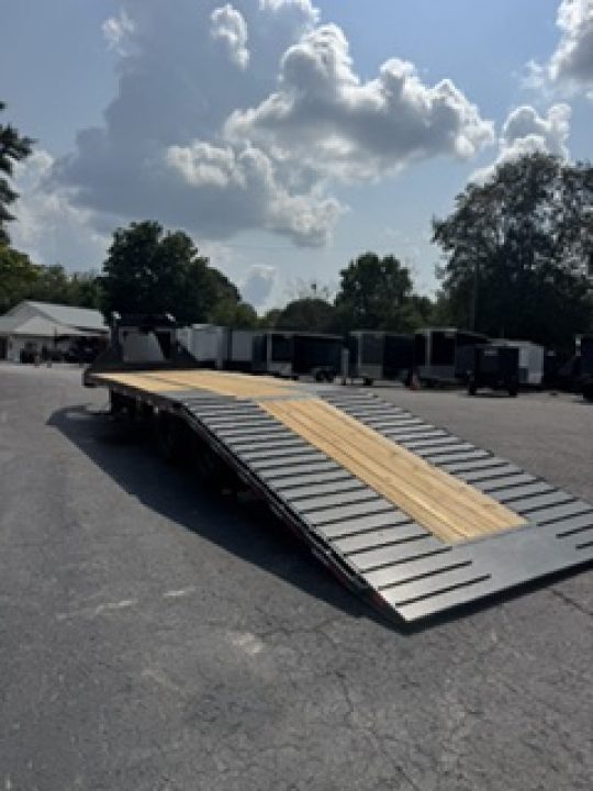 New DiamondC 30' Gooseneck, Hydraulic Dove & Jacks, 25K GVWR, FMAX 210 HDT