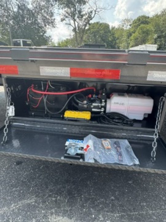 New DiamondC 30' Gooseneck, Hydraulic Dove & Jacks, 25K GVWR, FMAX 210 HDT
