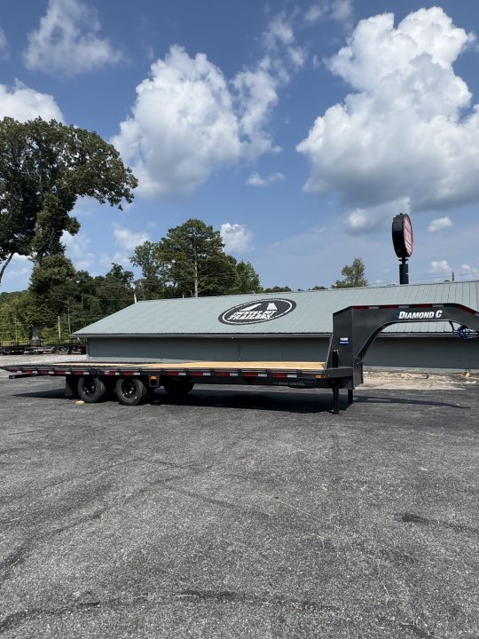 New DiamondC 30' Gooseneck, Hydraulic Dove & Jacks, 25K GVWR, FMAX 210 HDT