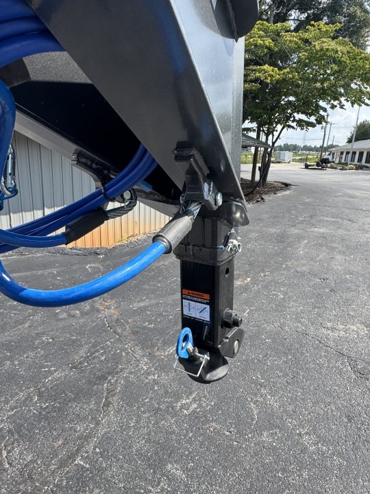 New DiamondC 30' Gooseneck, Hydraulic Dove & Jacks, 25K GVWR, FMAX 210 HDT