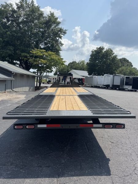 New DiamondC 30' Gooseneck, Hydraulic Dove & Jacks, 25K GVWR, FMAX 210 HDT