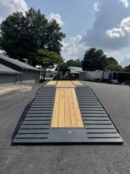 New DiamondC 30' Gooseneck, Hydraulic Dove & Jacks, 25K GVWR, FMAX 210 HDT