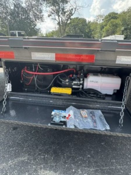 New DiamondC 30' Gooseneck, Hydraulic Dove & Jacks, 25K GVWR, FMAX 210 HDT