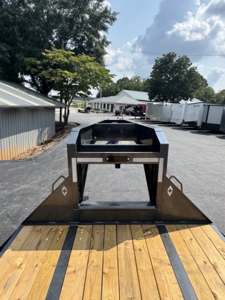 New DiamondC 30' Gooseneck, Hydraulic Dove & Jacks, 25K GVWR, FMAX 210 HDT