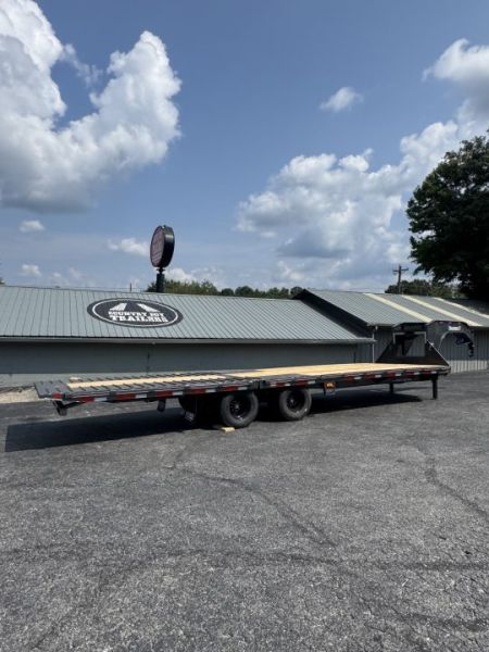 New DiamondC 30' Gooseneck, Hydraulic Dove & Jacks, 25K GVWR, FMAX 210 HDT