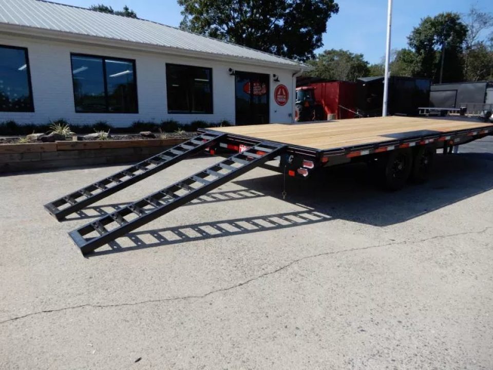 New 2026 Diamond C 20' Deckover Equipment, Slide-in Ramps DEC207