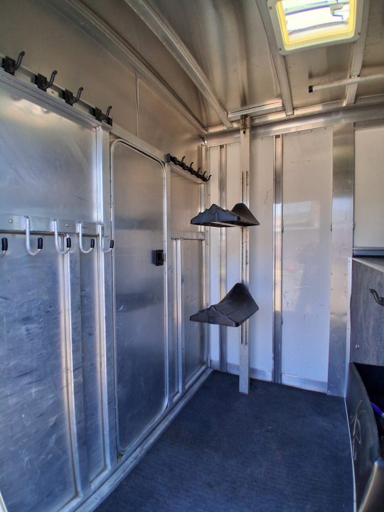 Used 2004 Kiefer Manufacturing 2+1 GOOSENECK Horse Trailer