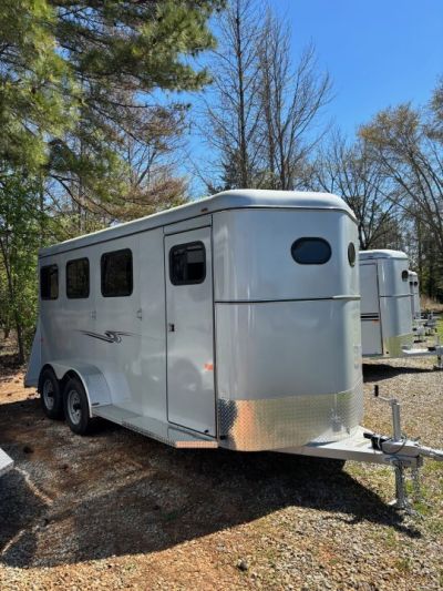 New 2026 Bee Chief 3 Horse w/Escape Door Fully Enclosed Bumper Pull Horse Trailer