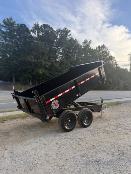 New 2027 HOMESTEADER 610MB SERIES/ 6X10 DUMP TRAILER / 5200# Electric Brake Axles / Curb Side Drop Side / Combo Spread - Barn Door Rear Gates / Tarp