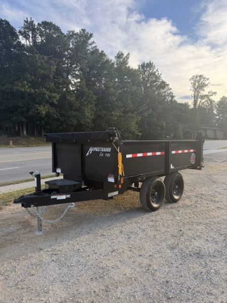 New 2027 HOMESTEADER 610MB SERIES/ 6X10 DUMP TRAILER / 5200# Electric Brake Axles / Curb Side Drop Side / Combo Spread - Barn Door Rear Gates / Tarp