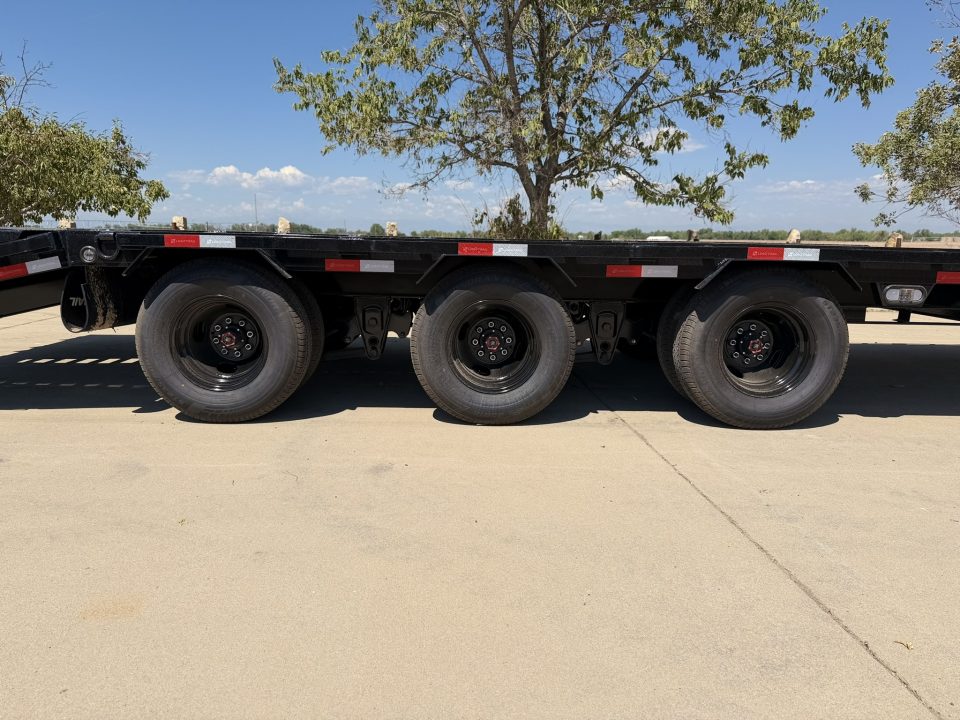 New 2026 Load Trail 8.5-32 Triple Dually Axle Gooseneck Deckover Equipment Hauler W/ Max Ramps 30K GVWR