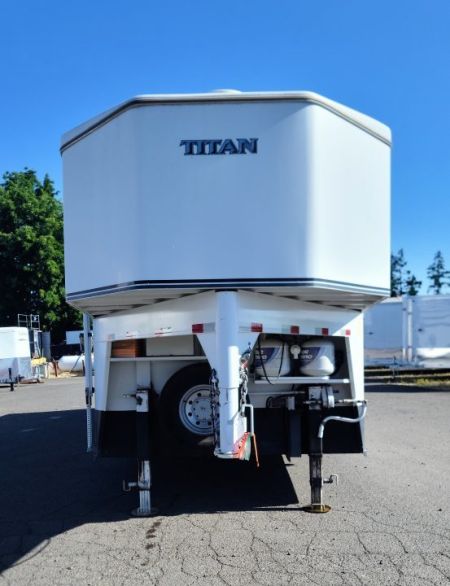 Used 2007 Titan Classic Stock 8ft LQ w/ Wench for a Carriage 2 Horse Trailer + stock box