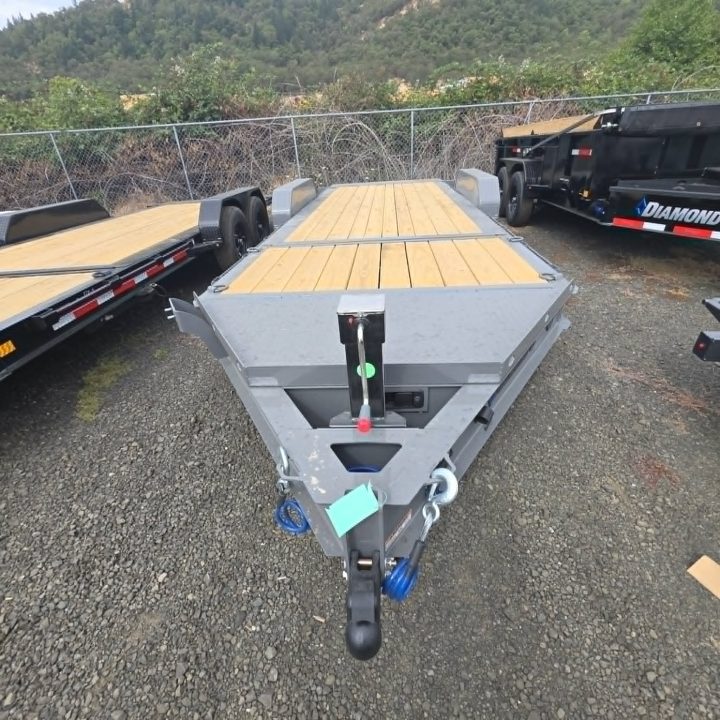 New SALE! 15500 GVWR EQUIPMENT 2026 Diamond C Trailers HDT207 82X20 SPLIT-TILT TRAILER CEMENT GRAY