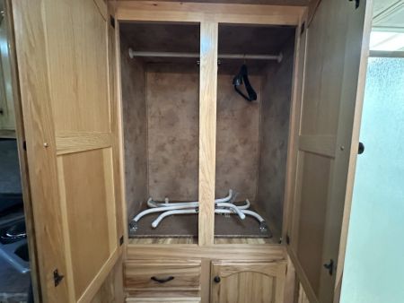 Used 2014 Lakota 4H 13' LQ Horse Trailer