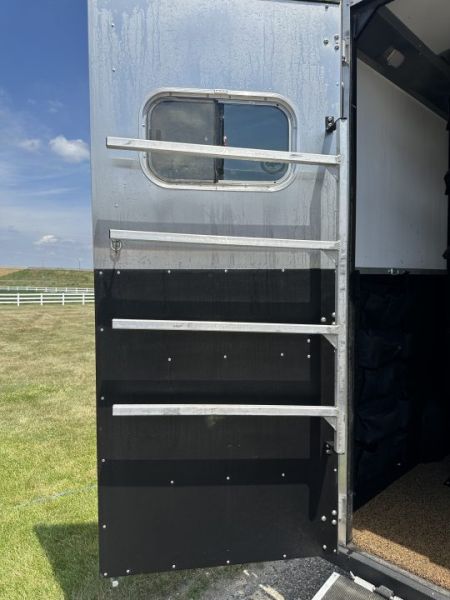 Used 2020 Logan Coach 4H GN RIOT Horse Trailer