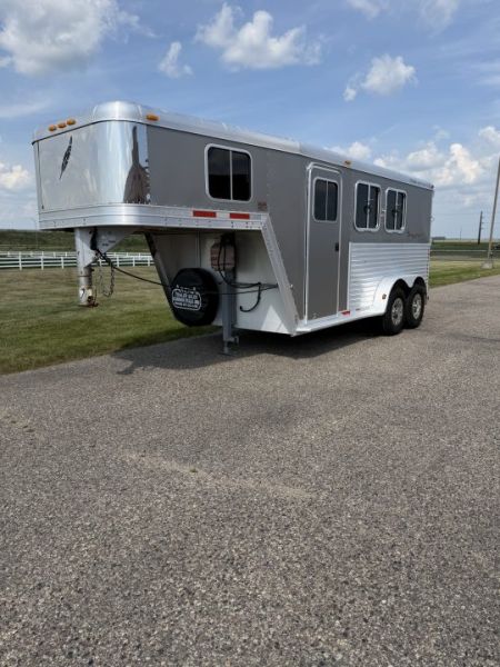 Used 2004 Featherlite Trailers 2H GN Weekender Horse Trailer