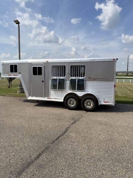 Used 2004 Featherlite Trailers 2H GN Weekender Horse Trailer