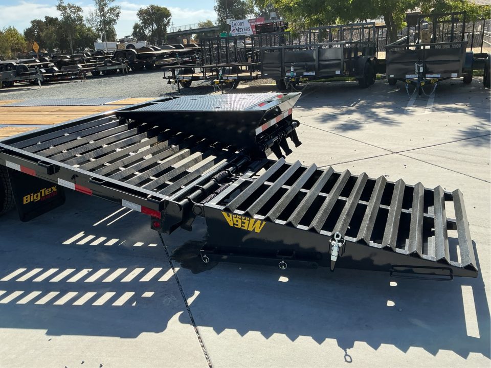 New 2027 Big Tex Trailers 25GN-30D5A-MR 8.5FT X 30FT 25.9K GVW TA-D Equipment Trailer
