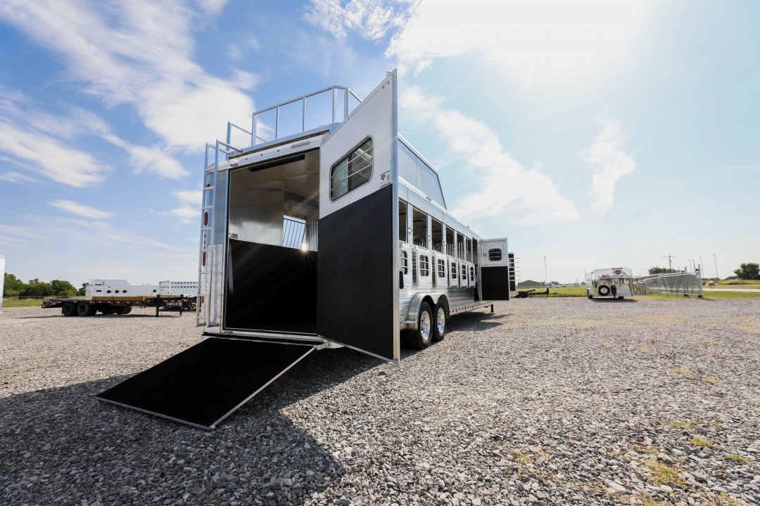 New 2027 Hart Trailer T8HG SMART TACK XL Horse Trailer