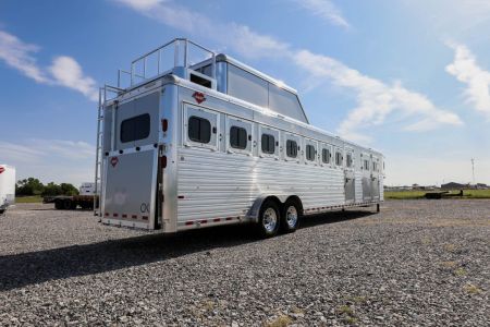 New 2027 Hart Trailer T8HG SMART TACK XL Horse Trailer