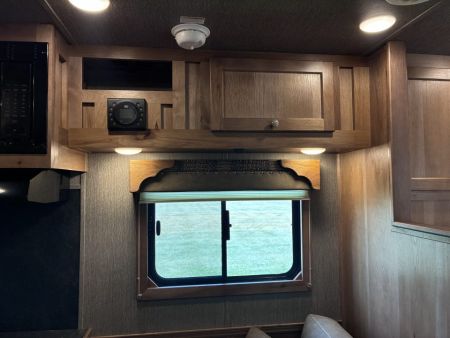 New 2027 SMC Patriot 3H 9'LQ Horse Trailer