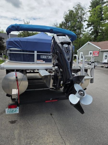 Used 2019 Sun Tracker 20 foot dlx party barge Other Recreational Vehicle