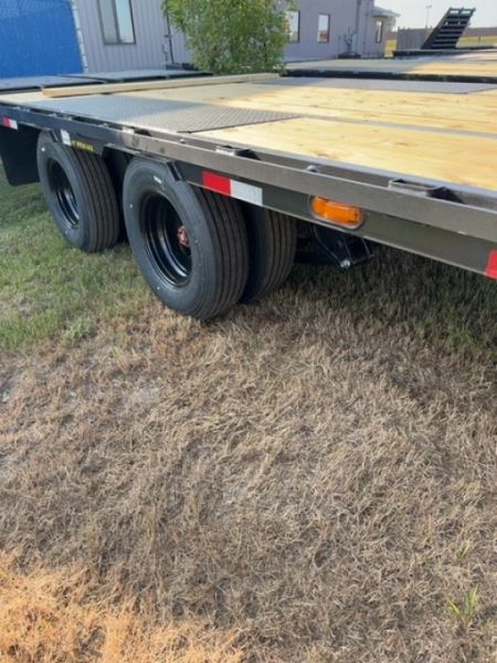 New 2025 BIG TEX TRAILERS 25GN-35D5A Flatbed Trailer