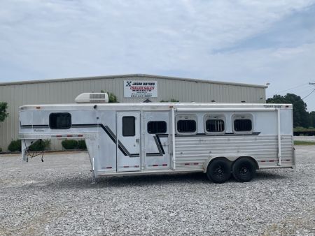Used 2003 Cherokee 4 HORSE SLANT GOOSENECK TRAILER WITH DRESSING ROOM
