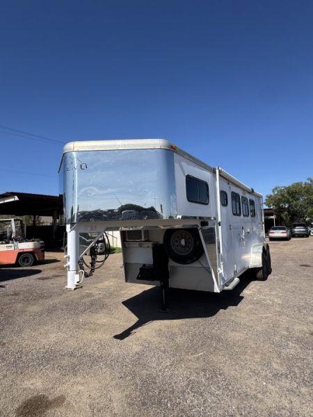 Used 2001 Legend Trailers 3H GN W/ WEEKENDER Horse Trailer