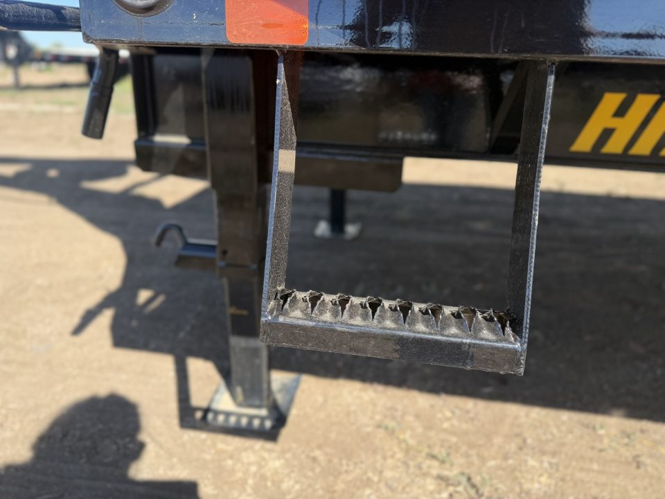 New 2026 Diamond T 8.5-36 Tandem Dual Gooseneck Deckover Equipment Hauler W/ MAXX Ramps and HDSS Suspension 25.9K GVWR